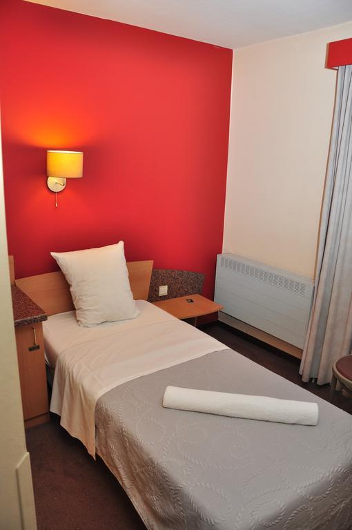 Afrit 28 Hotel Heusden-Zolder Cameră foto