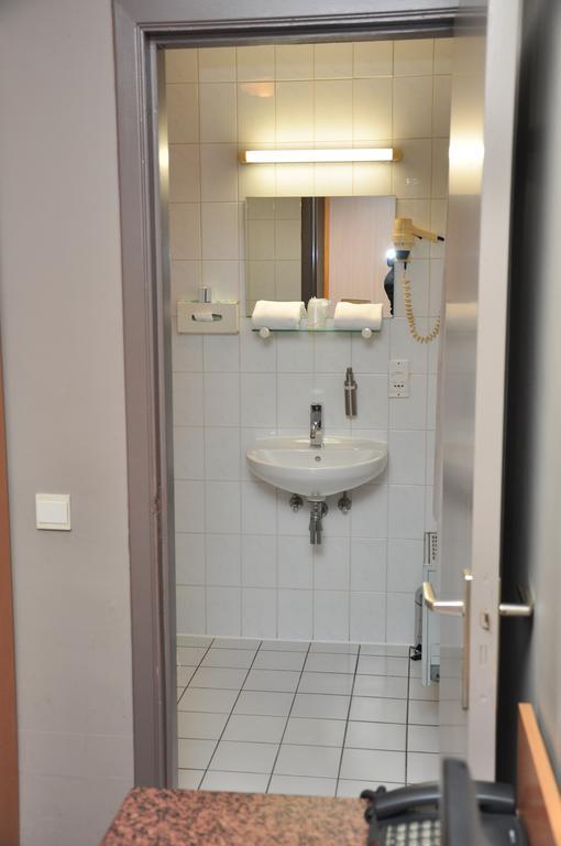 Afrit 28 Hotel Heusden-Zolder Cameră foto