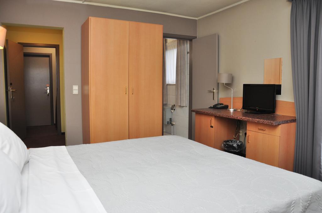 Afrit 28 Hotel Heusden-Zolder Cameră foto