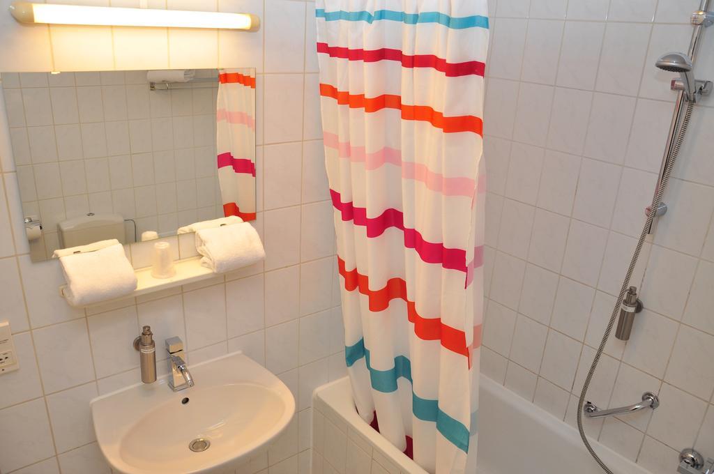Afrit 28 Hotel Heusden-Zolder Cameră foto